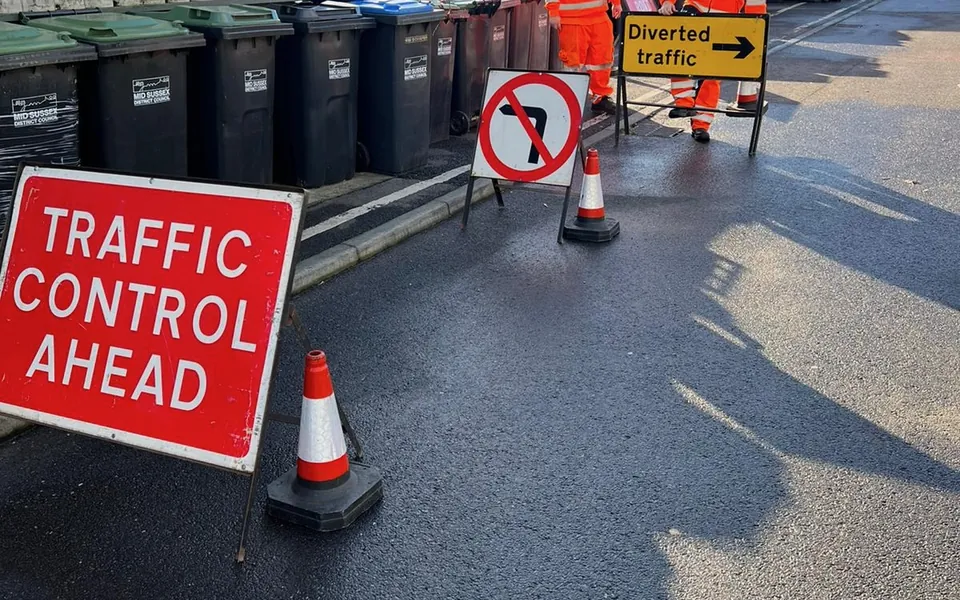 A complete layout: advance signs, cones and diversion